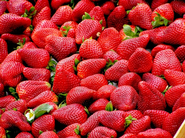 Whiten Teeth With baking Soda and Strawberries